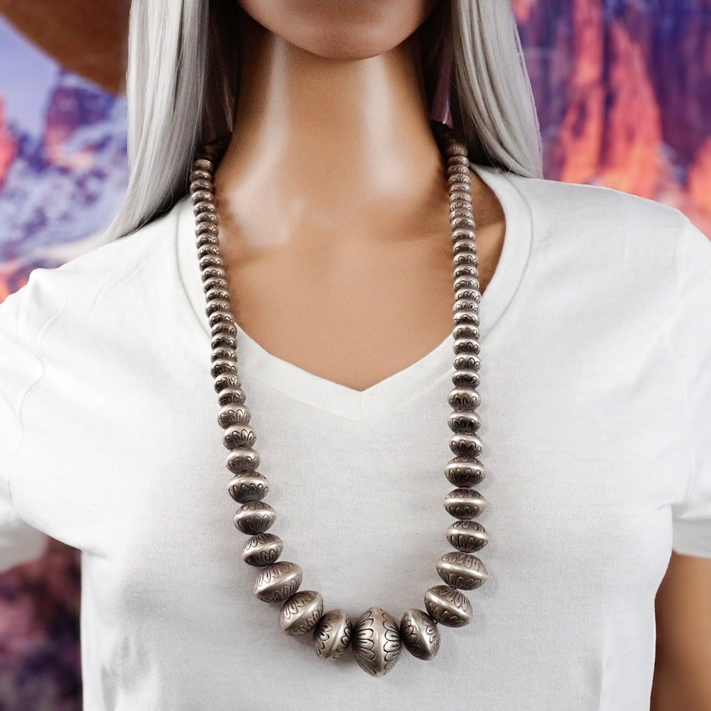 Late 20th Century Native American Hand-Chased Sterling Silver Graduated Navajo Pearls Bead Necklace