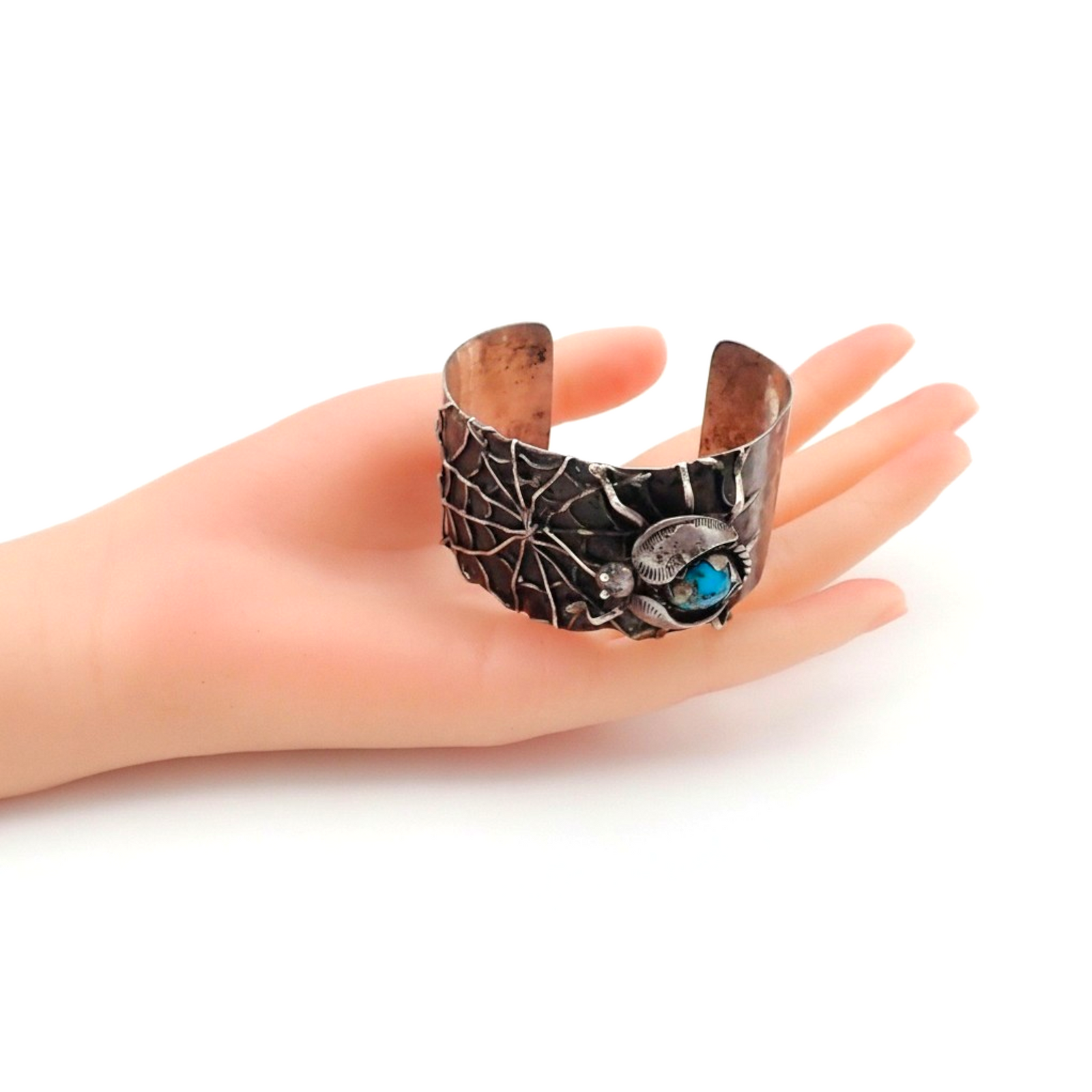 1970s Southwestern Navajo Kingman Turquoise Spider Sterling Silver Raised Web Shank Cuff Bracelet